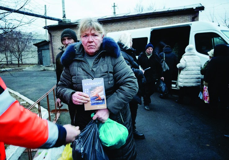 Distribution de secours à des personnes âgées par une église locale