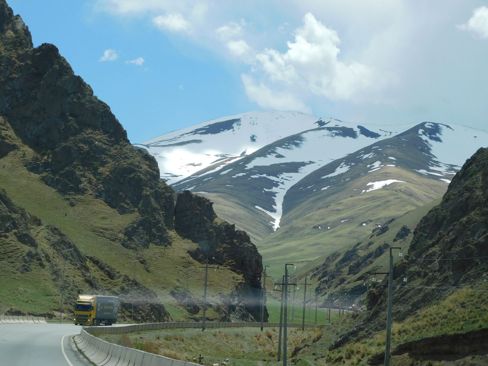 Vallée et sommets enneigés sur la route de Naryn